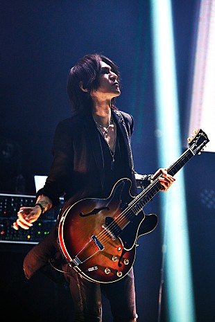 「＜ライブレポート＞SUGIZO、“憎しみではなく愛を、対立ではなく調和を、利己ではなく利他を”あらゆる壁を超え混ざり合う総合芸術を提示した配信ライブ」