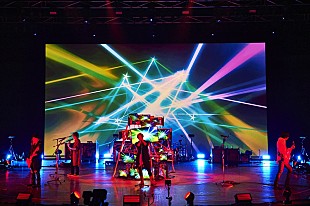 「＜ライブレポート＞GLAYが始めた「エンターテイメントの逆襲」、その第一弾ライブ【魁☆照男達】で提示された「ギターバンド」という本質」