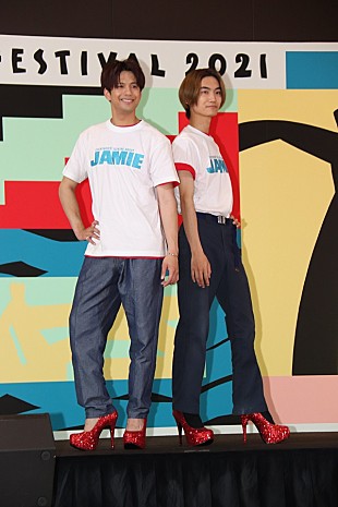 「森崎ウィンと高橋颯が真っ赤なヒ－ル姿を披露　「めちゃめちゃ足が痛いです」」