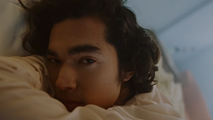 「コナン・グレイ、“長年愛してきた人について書いた”新曲「Astronomy」のMV公開」