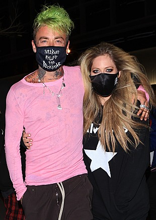 「アヴリル・ラヴィーン＆モッド・サン、米TV番組でコラボ曲「Flames」を披露」