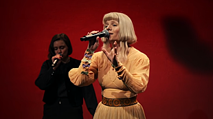 「オーロラ、バイラル・ヒット中の「Runaway」の新ver.＆最新パフォーマンス映像公開」