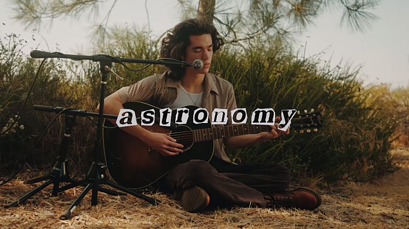 コナン・グレイ、新曲「Astronomy」のアコースティック・パフォーマンス動画公開