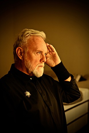 「クイーンのロジャー・テイラー、10月にソロAL『アウトサイダー』発売＆UKソロ・ツアーも決定」