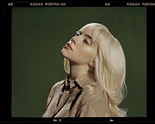 「ビリー・アイリッシュ、仲間とハウス・パーティーを楽しむ新曲「Lost Cause」のMV公開」