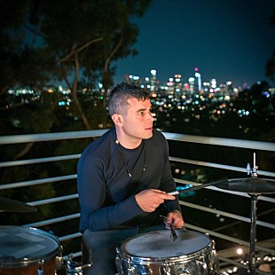 「元ヴァンパイア・ウィークエンドのロスタム、最新アルバム『Changephobia』をリリース　独占インタビューも」