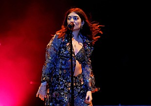 「ロード、“Solar Power”と題された新作のアートワークを公式サイトに公開」