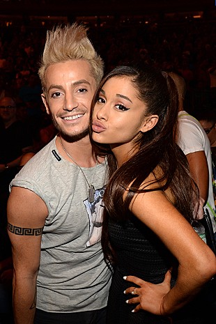 「アリアナ・グランデの兄フランキーがモデルと婚約」