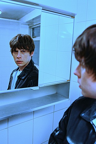 「ジェイク・バグ、直筆サイン入りアナログ盤『All I Need』を限定リリース」