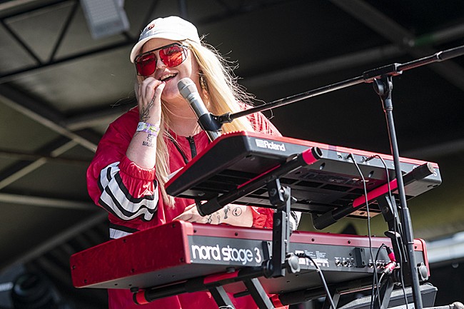 「トーンズ・アンド・アイ、デビューAL『ウェルカム・トゥ・ザ・マッドハウス』を来月発売＆ゴスペル風の新曲「Cloudy Day」公開」1枚目/1