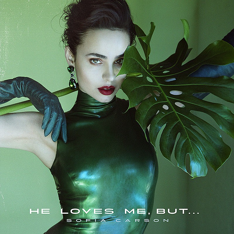 ソフィア・カーソン、新曲「He Loves Me, But...」で複雑で切ない恋愛感情を表現