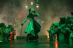 「クイーン／ビージーズ／ドアーズ／ブロンディ…70年代の印象的な楽曲たちが彩る『クルエラ』」