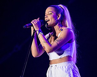 「ホールジー、妊娠中の赤ちゃんがBTSのA.R.M.Y.に”加入”したことを報告」