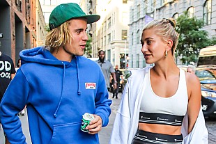 「ジャスティン＆ヘイリー・ビーバー、仏マクロン大統領夫妻との写真を投稿」