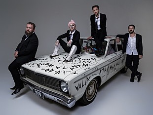 「ハイエイタス・カイヨーテ、アルトゥール・ヴェロカイを迎えた新曲「Get Sun」のMVでワイルドで不思議な宇宙の旅に」