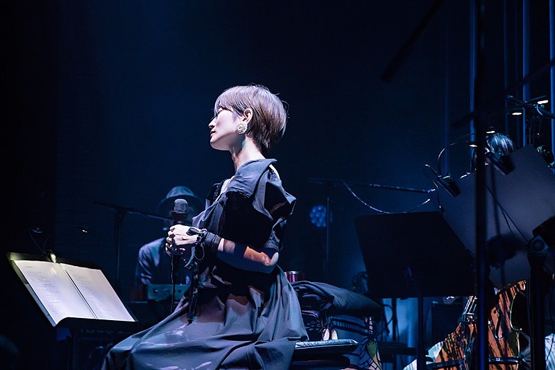 ＜ライブレポート＞安藤裕子、繊細さ・強さ・大らかな優しさを同時に表現する唯一無二の歌声を存分に届けるステージを披露