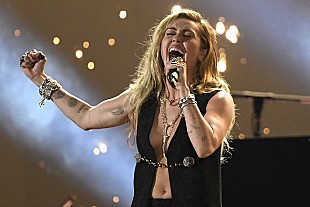 「マイリー・サイラス、プライド特番でマドンナの「Express Yourself」をカヴァー」