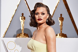 「アンドラ・デイ、ブラッド・ピットとの交際の噂を否定」