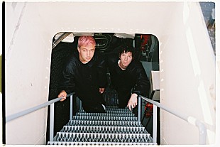 「トゥエンティ・ワン・パイロッツ、水中でパフォーマンスを披露する「Saturday」のMV公開」