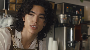 「コナン・グレイ、カフェ店員に扮する「People Watching」のMV公開」