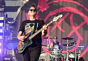 「癌闘病中のブリンク182マーク・ホッパス、久しぶりにベースを弾く姿を公開「手にするのも数か月ぶり」」