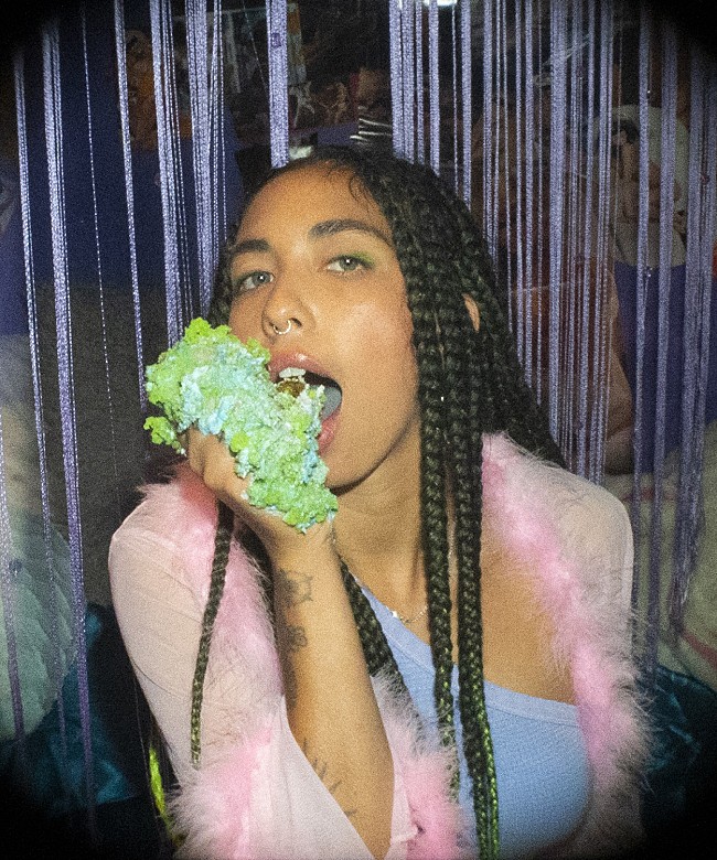 「インディゴ・デ・ソウザ、9/2発売のニューALから「Real Pain」を公開」1枚目/2