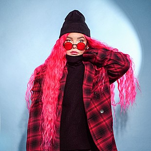 「トーンズ・アンド・アイ、様々な空の表情を映し出した「クラウディー・デイ」日本版リリック・ビデオ第2弾公開」