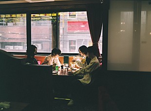 「オレンジスパイニクラブ、メジャー1stフルアルバム『アンメジャラブル』リリース決定　先行シングル「ガマズミ」配信スタート＆MV公開」