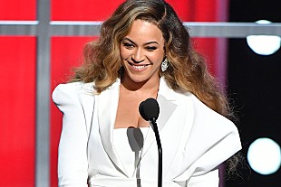 「ビヨンセが40歳の誕生日を迎える、B・アイリッシュ/T・スウィフト/C・マーティンなどが祝福メッセージ」