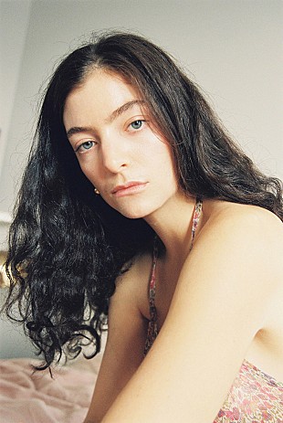 「ロード、『ソーラー・パワー』収録曲をマオリ語で再録した5曲入りEP配信」