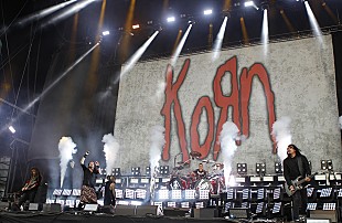「KoЯn、ジョナサン・デイヴィスに続いてジェイムズ・“マンキー”・シェイファーが新型コロナ陽性　ツアーから一時離脱」