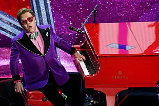 「エルトン・ジョン、負傷した股関節の手術を行うためフェアウェル・ツアーを再延期」