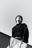 尾崎裕哉「尾崎裕哉の新作EP『BEHIND EVERY SMILE』リリース、収録曲「Lighter」のMV＆新アー写公開」1枚目/3