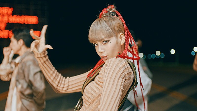 LISA（BLACKPINK）、ソロデビューシングルより「MONEY」パフォーマンスビデオを公開
