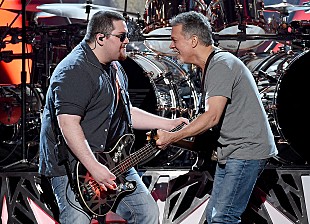 「ウルフギャング・ヴァン・ヘイレン、父エディの死から1年の命日に追悼文を投稿」