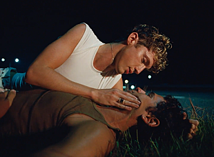 「トロイ・シヴァン、最新シングル「Angel Baby」のMVで濃厚なキスシーンを熱演」