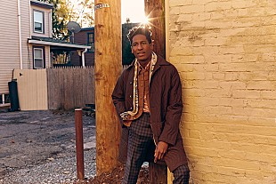 「ジョン・バティステ、最新AL『ウィー・アー』DX盤発売＆トリー・ケリーとのコラボ曲「シング」MV公開」