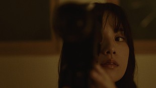 「YOAKE、筧美和子が出演「サメザメウー」MVをプレミア公開」