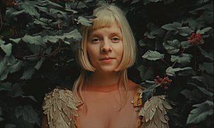 「オーロラ、美しい庭園で撮影された「Giving In To The Love」のMV公開」