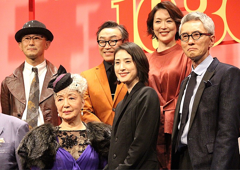 「天海祐希、88歳の草笛光子を花束で祝福　「いつまでもかわいらしい草笛さんでいて」」1枚目/1