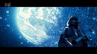 「酸欠少女さユり、最新テクノロジーを駆使したライブ空間で幻想的なパフォーマンスを披露」