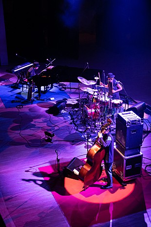 「H ZETTRIOが新曲「Spacewalk」配信＆MV公開、緊急事態宣言解除後初の単独公演レポも到着」