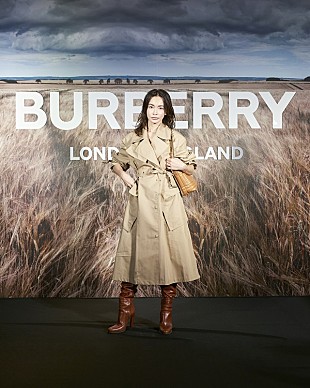 「長谷川京子、離婚発表後初めて公の場に登場　新田真剣佑、山田優らと「バ－バリ－」をPR」