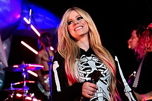 「アヴリル・ラヴィーン、ブリンク182のトラヴィス・バーカーによるDTAレコードと契約」