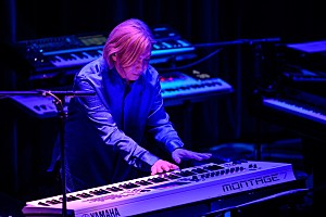 ＜ライブレポート＞小室哲哉、単独公演となる注目の最新ステージ 