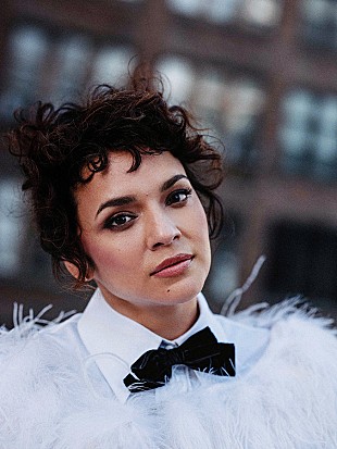 「ノラ・ジョーンズ、自身初のクリスマスAL収録曲をエンパイア・ステート・ビルから披露するライブ配信決定」