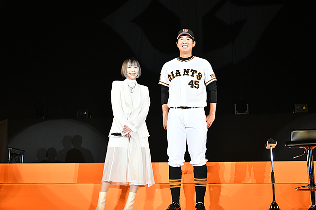 藍井エイル「藍井エイル、読売ジャイアンツの感謝祭に登場　畠選手「ノーアウト満塁より手が震えて」」1枚目/2