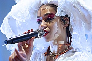 「FKAツイッグス、ザ・ウィークエンドとのコラボ曲「Tears in the Club」のリリースを発表」