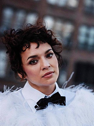 「ノラ・ジョーンズ、絵本作家むらかみさきとコラボした「クリスマス・コーリング」のファミリー向けMV公開」