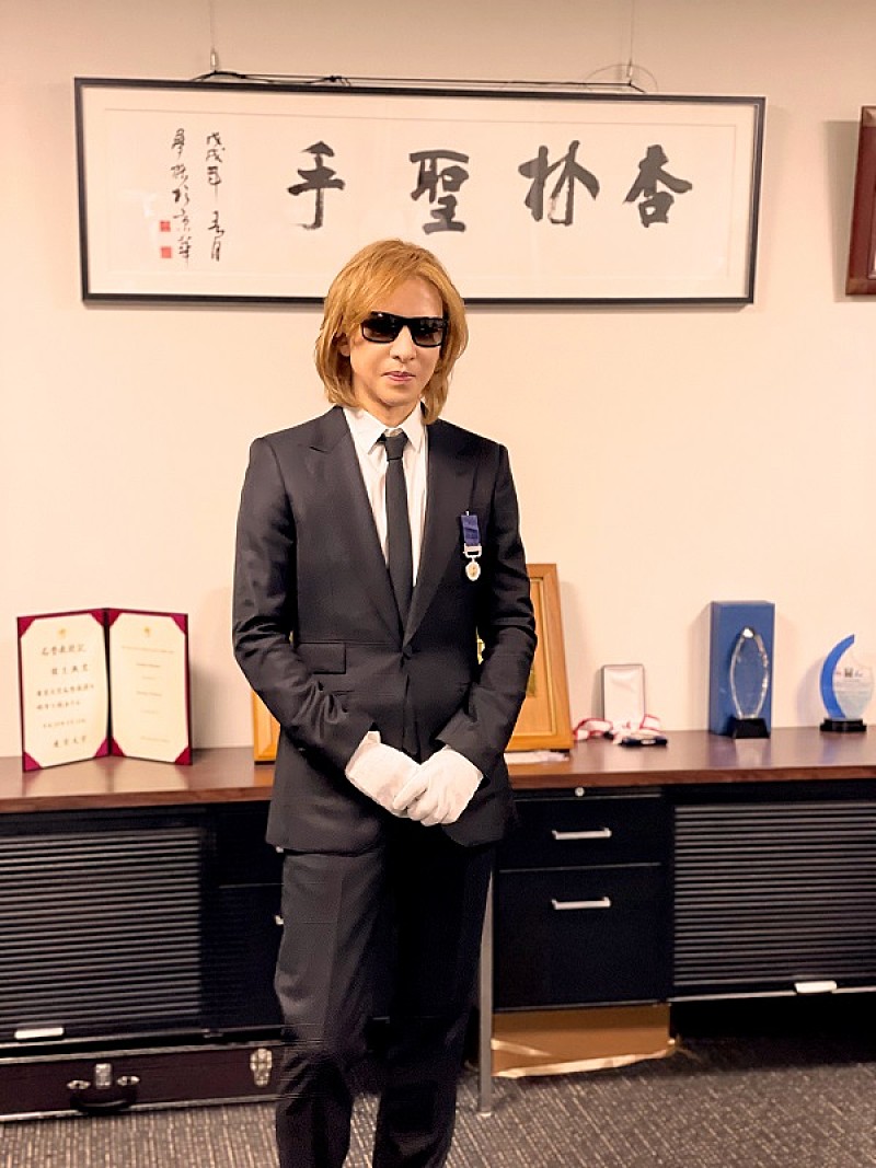 YOSHIKI、紺綬褒章の受賞式に出席「少しでもみなさんの力になれるように」